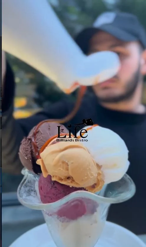 Life Bistro’da karamelli ve çikolatalı dondurma kupu